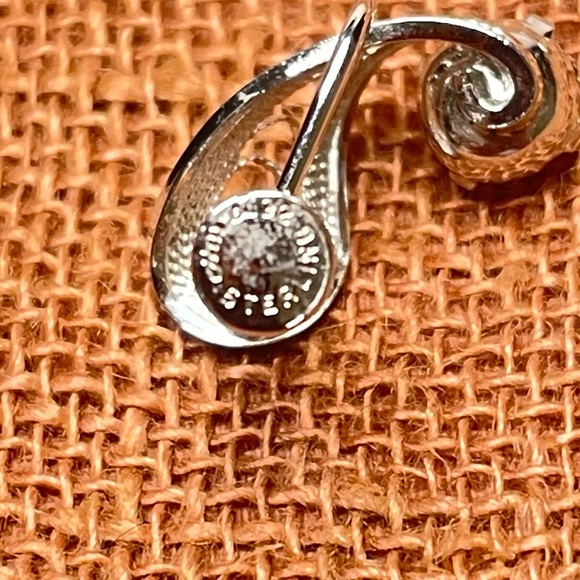 Vintage Ann Lee Silver Filigree and Rhinestone Screw Back Earrings - Picture 3 of 8